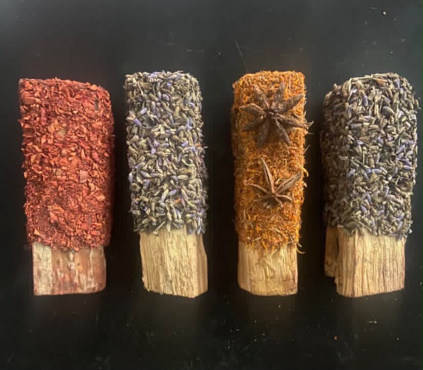 Palo Santo preparado com ervas e flores