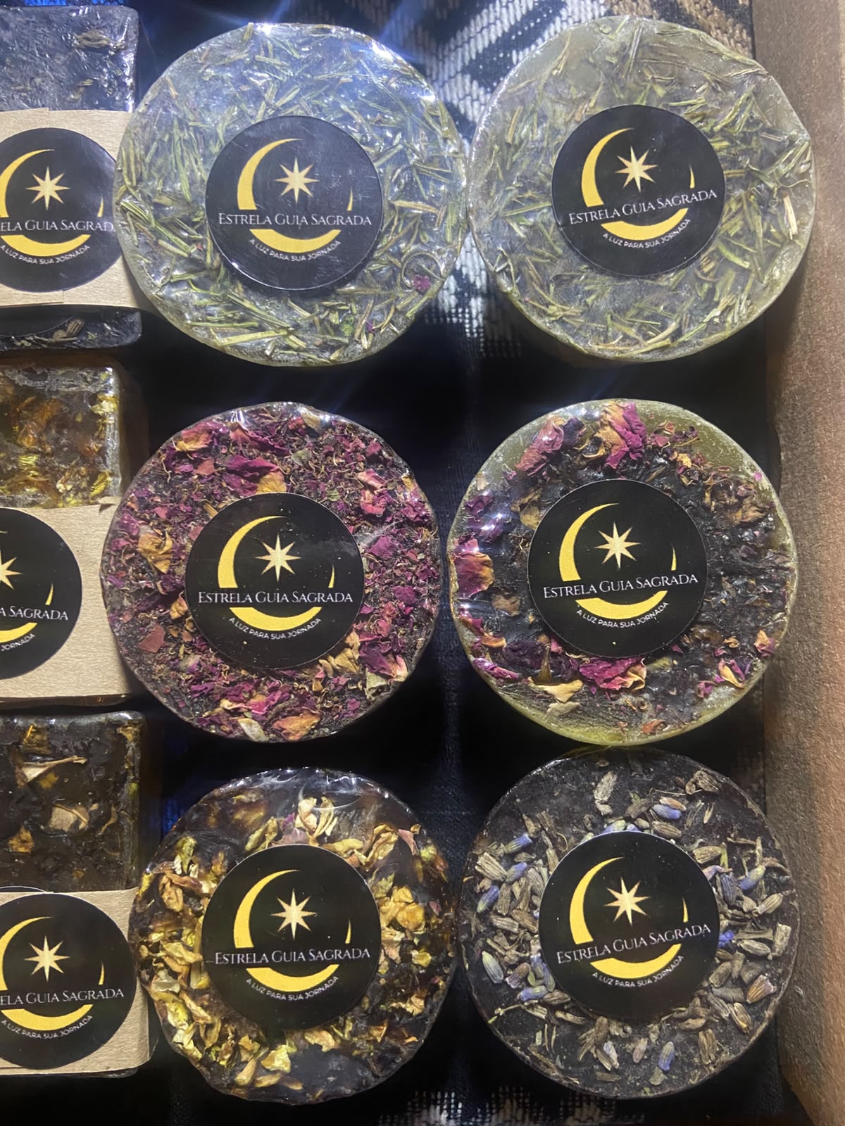 Produtos artesanais com ervas e flores